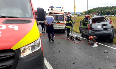 Arad: Doi bărbaţi au murit şi două adolescente au fost rănite după ce un autoturism şi un TIR s-au ciocnit frontal