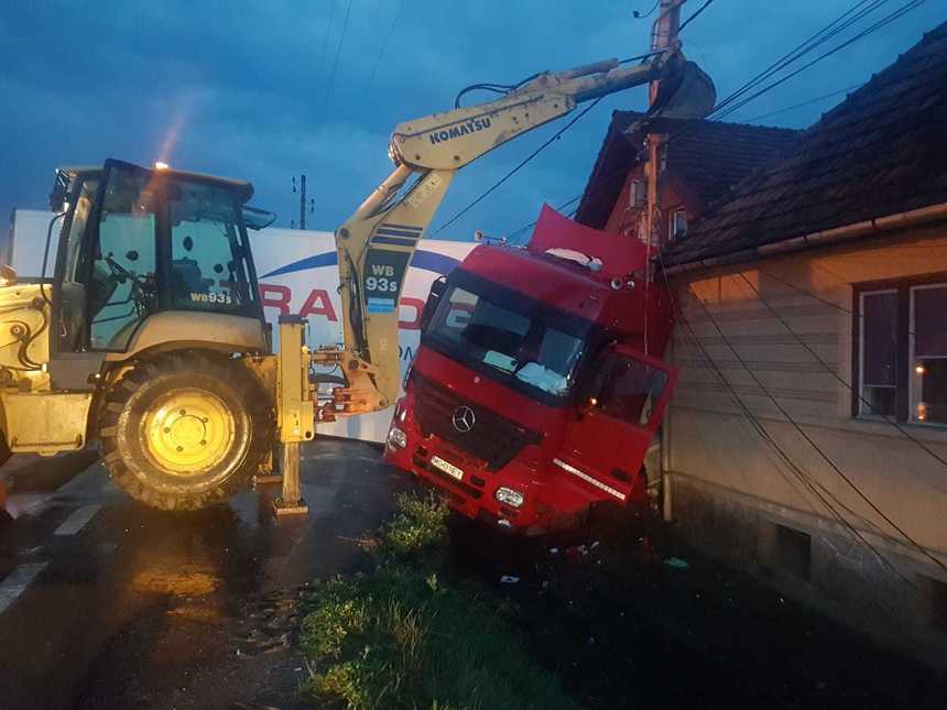 UPDATE - Mureş: Un TIR a ieşit de pe şosea şi a avariat două case, în localitatea Albeşti/ Circulaţia pe DN 13, blocată pe un sens/ Nu sunt persoane rănite  - FOTO