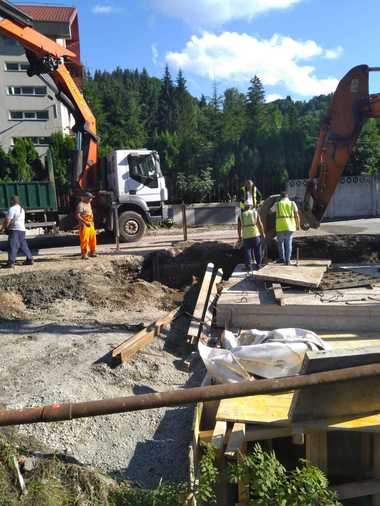 Braşov: Trafic blocat pe DN 73, în localitatea Bran, după surparea unui pod/ Nu există rute alternative