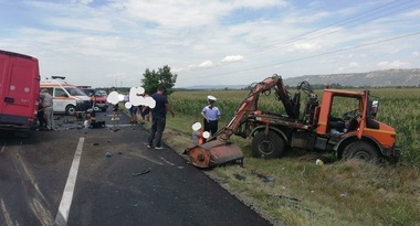 Accident pe DN2 - trei persoane au fost rănite grav - FOTO