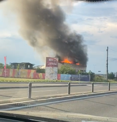 UPDATE - Incendiu generalizat la o clădire din Baloteşti, în apropierea DN 1/ Pompierii intervin cu mai multe autospeciale/ Traficul în zonă este îngreunat - VIDEO