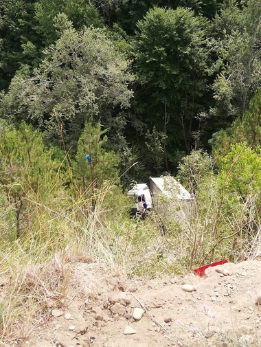 Vrancea - Doi bărbaţi au fost răniţi după ce maşina în care se aflau s-a răsturnat într-o râpă - FOTO