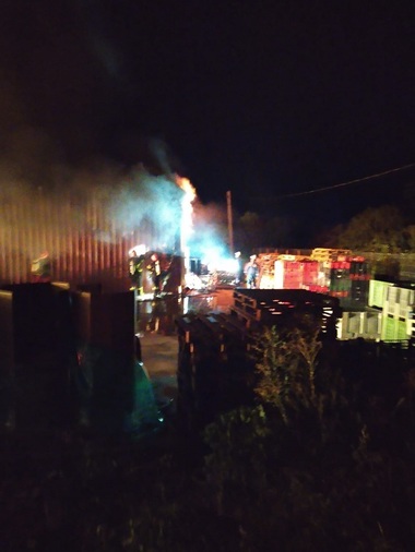 Vrancea: Incendiu puternic la hala unei carmangerii din Focşani - clădirea a fost distrusă şi au ars 100 de tone de carne congelată - FOTO