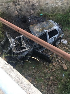 Tânăr de 18 ani, fără permis şi cu alcoolemie de 0,30mg/l alcool pur în aerul expirat,  în stare gravă, după ce a căzut  de pe un pod cu o maşină furată - FOTO