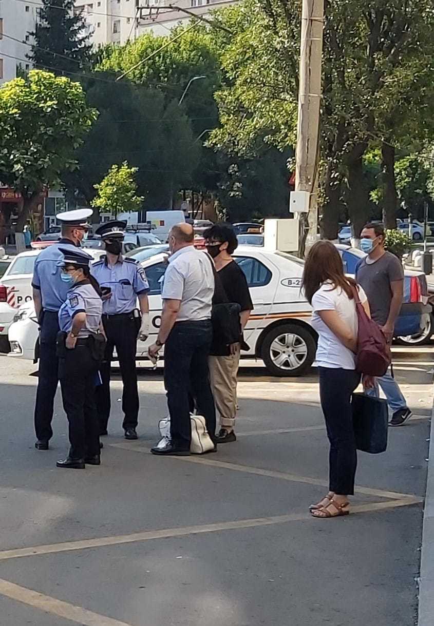 Controale ale poliţiştilor din Bucureşti pentru a verifica respectarea măsurilor dispuse în starea de alertă: S-au dat 200 de sancţiuni, în valoare totală de 200.000 de lei