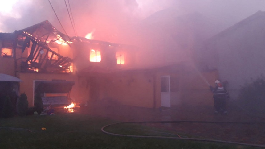 Incendiu în cartierul Chitila din Capitală - două case au ars, iar locatarii unui bloc au fost evacuaţi - FOTO