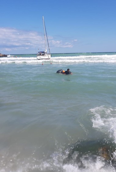 Ambarcaţiune cu şapte persoane la bord, în pericol să se răstoarne la Eforie Nord - VIDEO