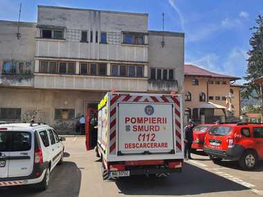 Neamţ: Substanţă chimică neidentificată, găsită de pompieri într-un seif aflat într-o clădire dezafectată