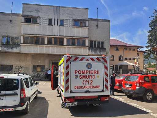 Neamţ: Substanţă chimică neidentificată, găsită de pompieri într-un seif aflat într-o clădire dezafectată