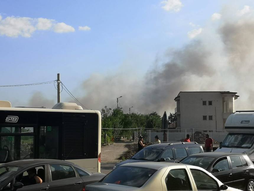 UPDATE - Incendiu de vegetaţie pe 10.000 de metri pătraţi, în zona Ghencea din Capitală/ Pompierii intervin cu 12 autospeciale/ A fost trimis mesaj Ro-Alert