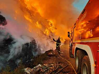 UPDATE - Incendiu la groapa de gunoi a municipiului Sighişoara/ A fost emis mesaj Ro-Alert, din cauza degajărilor mari de fum - FOTO, VIDEO