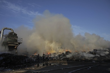UPDATE - Incendiu puternic în Chitila - ard mase plastice, gunoi menajer şi vegetaţie uscată pe o suprafaţă de 7000 de metri pătraţi.  În apropiere se află  un rezervor de motorină de 5 tone / Incendiul a fost localizat - FOTO, VIDEO