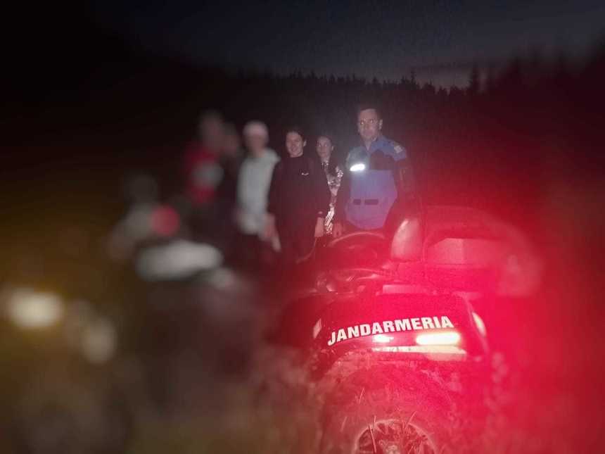 Harghita: Cinci tinere din Iaşi, rătăcite pe munte, găsite de jandarmi şi salvamontişti - VIDEO