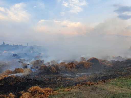 Pompierii din Ialomiţa şi Călăraşi intervin, de vineri noapte, pentru a stinge un incendiu izbucnit pe o suprafaţă unde sunt depozitaţi baloţi de paie - FOTO, VIDEO