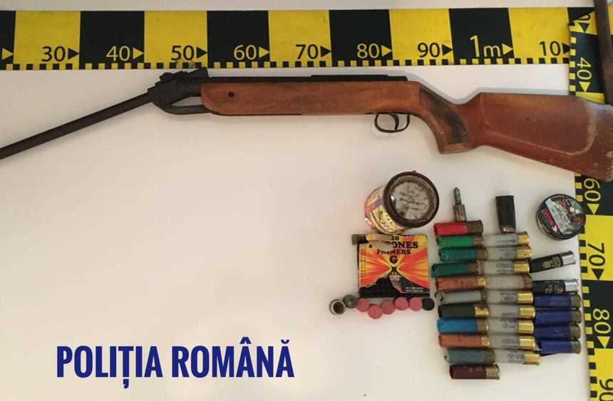 Poliţia Română: Percheziţii în cinci judeţe, la persoane suspectate de nerespectarea regimului armelor şi muniţiilor/ S-au găsit arme, muniţie şi proiectile