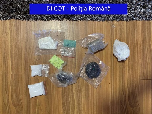 Doi bărbaţi şi o femeie care procurau şi vindeau ecstasy, cocaină şi ketamină, arestaţi preventiv