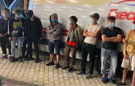 Nouă vietnamezi au încercat să iasă ilegal din România, ascunşi într-o autoutilitară care trebuia să transporte pufuleţi
