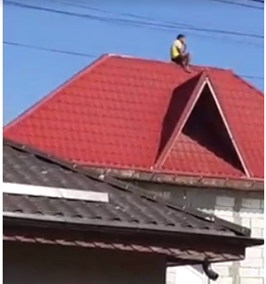Buzău: Un bărbat s-a urcat pe acoperişul casei şi ameninţă că se aruncă - VIDEO 