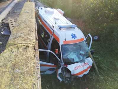 Gorj: O ambulanţă care transporta un pacient cu coronavirus a căzut de pe un pod, în urma unui accident/ Bolnavul şi cei trei membri ai echipajului autosanitarei, răniţi - FOTO