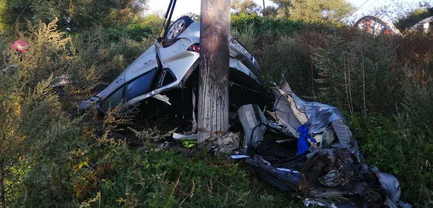 Harghita: Un tânăr de 28 de ani a murit după ce s-a izbit cu maşina de un copac/ Motorul autoturismului a fost găsit la 30 de metri de locul accidentului - FOTO