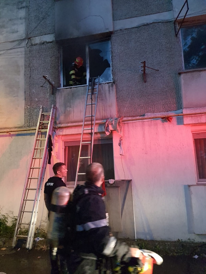 Neamţ: 60 de persoane evacuate în urma unui incendiu izbucnit într-un bloc din Piatra Neamţ - FOTO
