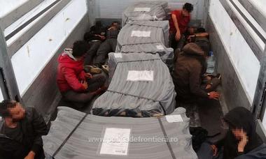 Arad: 20 de migranţi din Siria, Irak şi Algeria, prinşi când încercau să treacă ilegal graniţa pentru a ajunge în state din vestul Europei - VIDEO