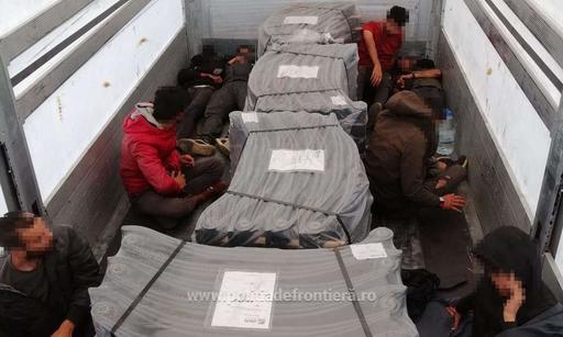 Arad: 20 de migranţi din Siria, Irak şi Algeria, prinşi când încercau să treacă ilegal graniţa pentru a ajunge în state din vestul Europei - VIDEO