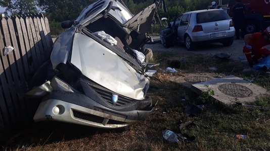 Argeş: Un mort şi trei răniţi într-un accident provocat de o tânără fără permis de conducere - FOTO
