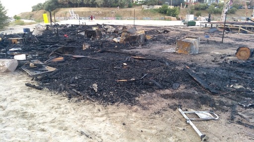 Beach-bar din Constanţa, distrus într-un incendiu - FOTO
