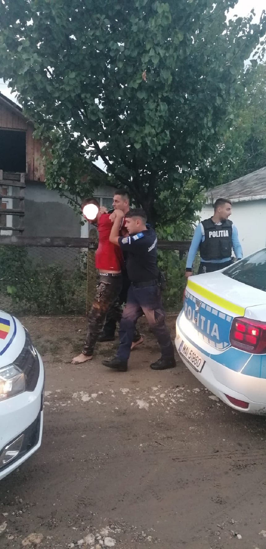 Botoşani: Poliţiştii au folosit armamentul din dotare după ce au fost atacaţi de un bărbat agresiv
