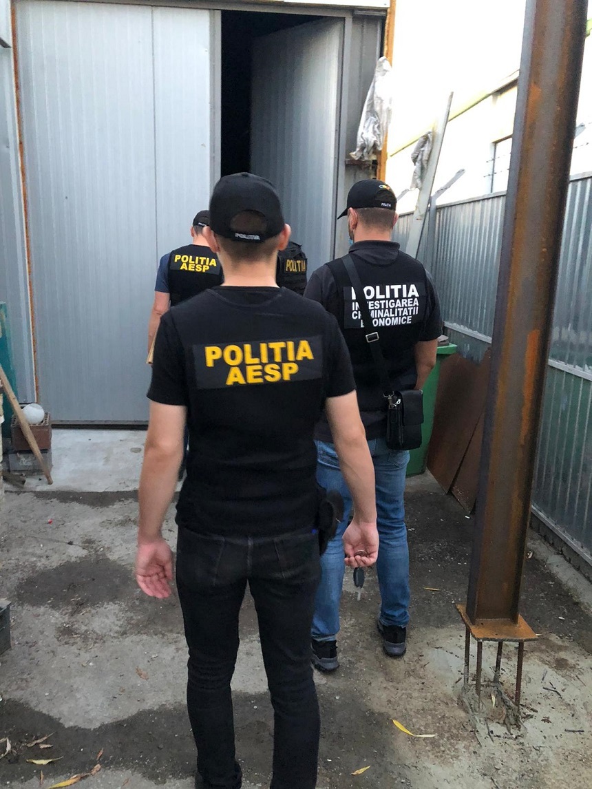 Percheziţii în patru judeţe , la persoane bănuite că ar fi comercializat ilegal, ca produse pentru combaterea dăunătorilor, produse foarte toxice periculoase pentru sănătatea umană - FOTO