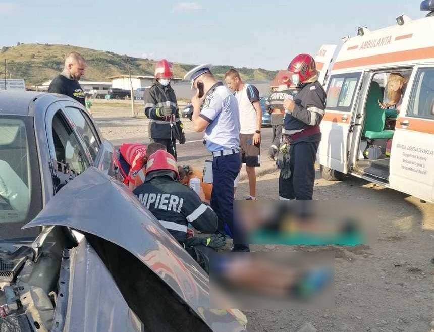 Bacău: Cinci copii, transportaţi la spital în urma unui accident în care au fost implicate două autoturisme - FOTO
