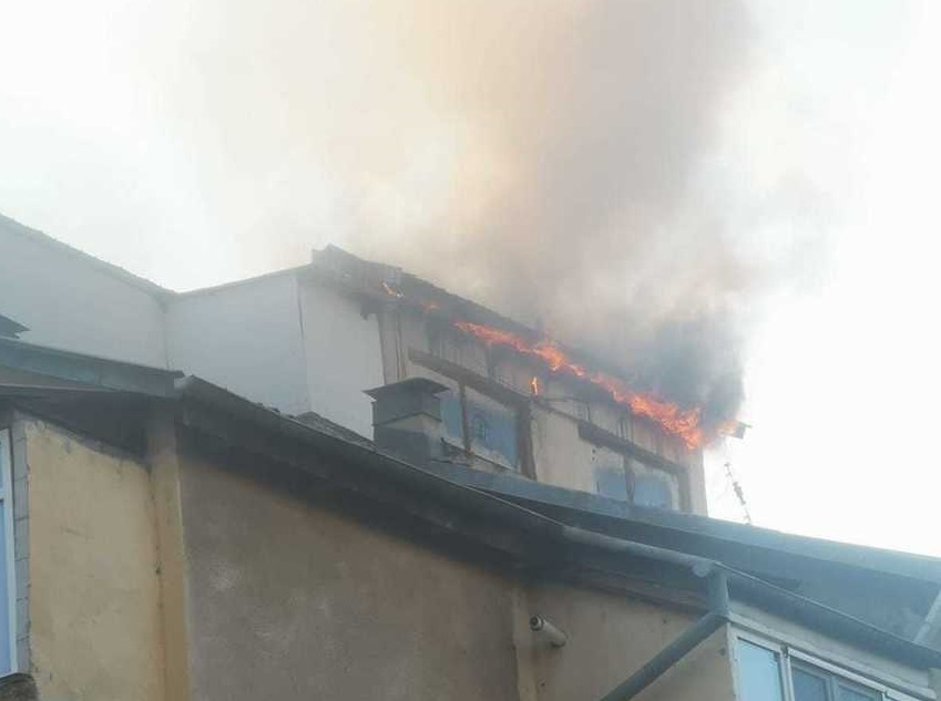 Iaşi: Incendiu violent la acoperişul unui bloc cu patru etaje; circa 15 persoane au fost evacuate - FOTO