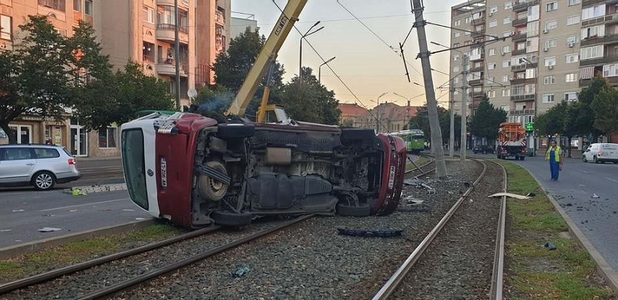 Accident grav în Arad - Un bărbat a murit, iar un altul a fost rănit după ce un microbuz a intrat într-un stâlp şi s-a răsturnat - FOTO