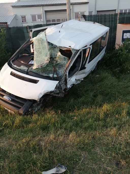 Dolj: Nouă persoane au fost rănite după ce un microbuz şi un autoturism s-au ciocnit - FOTO
