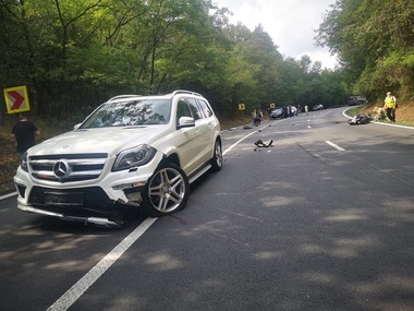 Argeş: Tânăr de 19 ani, mort după ce motocicleta pe care o conducea s-a izbit de un SUV, iar el a rămas prins sub maşină - FOTO, VIDEO
