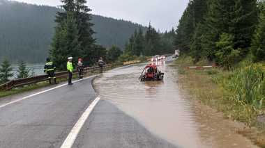Trafic restricţionat pe DN 12A, în judeţul Harghita, din cauza apei şi aluviunilor scurse de pe versanţi - FOTO