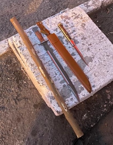 Un bărbat din Bucureşti a fost reţinut, fiind acuzat că a ameninţat o persoană prin intermediul unui clip postat pe o reţea de socializare/ În imagini apărea o sabie şi un pistol - FOTO