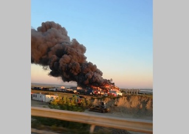 UPDATE - Incendiu la un service auto din Craiova/ Pompierii intervin cu mai multe autospeciale/ Au fost cuprinse de flăcări cinci capete tractor şi un autoturism - VIDEO