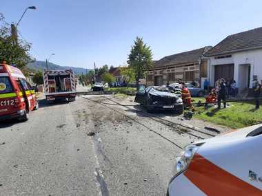 Caraş-Severin: Doi tineri, de 15 şi 21 de ani, au murit într-un accident rutier. O a treia persoană a fost transportată la spital