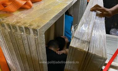 Arad: 28 de migranţi din Siria, Turcia şi Egipt, prinşi când încercau să treacă ilegal din România în Ungaria, ascunşi în autoutilitare - FOTO, VIDEO