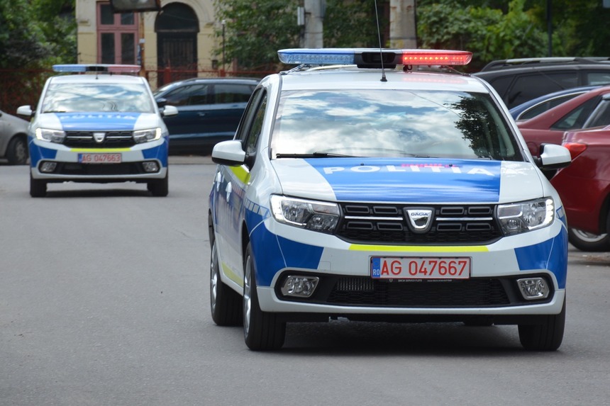Tulcea: Un bărbat de 60 de ani şi fiul său de 21 de ani, arestaţi după ce au avariat două maşini de poliţie
