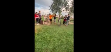 Copil bătut de părinţii unei fetiţe într-un parc din Timiş. Poliţiştii au întocmit dosar penal - VIDEO
