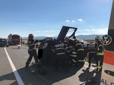 Vrancea - O persoană a murit şi alte patru au fost rănite după ce un autoturism a intrat într-o maşină care staţiona - FOTO