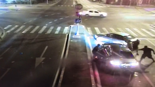 Timişoara: Şofer atacat în trafic de mai mulţi bărbaţi - VIDEO