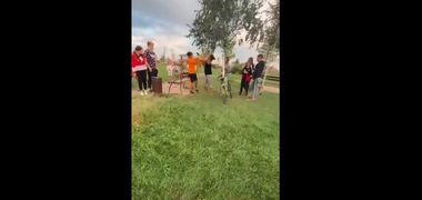 Părinţii băiatului care a fost lovit într-un parc din Timiş de mama şi tatăl unei fetiţe şi-au retras plângerea, iar poliţiştii nu mai cercetează cazul - VIDEO