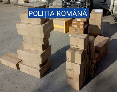 Olt: 19 percheziţii la persoane care cumpărau tutun foi, îl procesau, îl vindeau online şi îl livrau cu firme de curierat. A fost confiscată peste o tonă de tutun foi - FOTO
