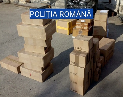 Olt: 19 percheziţii la persoane care cumpărau tutun foi, îl procesau, îl vindeau online şi îl livrau cu firme de curierat. A fost confiscată peste o tonă de tutun foi - FOTO

