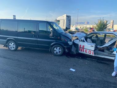 Prahova: Accident pe DN 1, între un autoturism cu pacienţi dializaţi şi o autoutilitară/ Cinci persoane au fost rănite