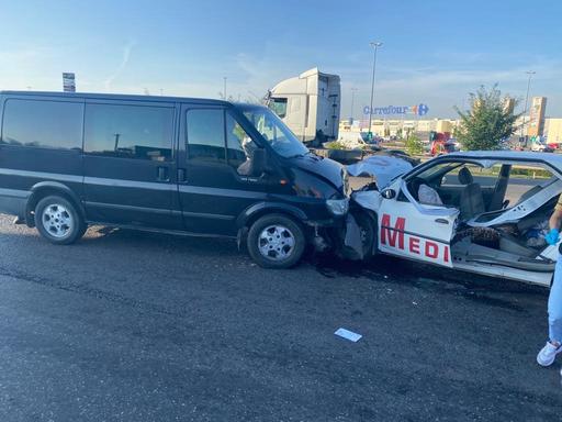 Prahova: Accident pe DN 1, între un autoturism cu pacienţi dializaţi şi o autoutilitară/ Cinci persoane au fost rănite